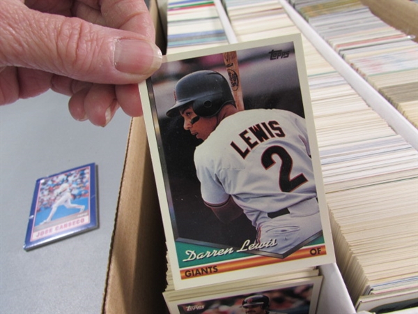 LARGE 3 ROW BOX OF BASEBALL CARDS - MIXED YEARS & BRANDS