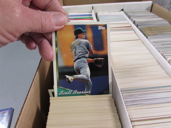 LARGE 3 ROW BOX OF BASEBALL CARDS - MIXED YEARS & BRANDS