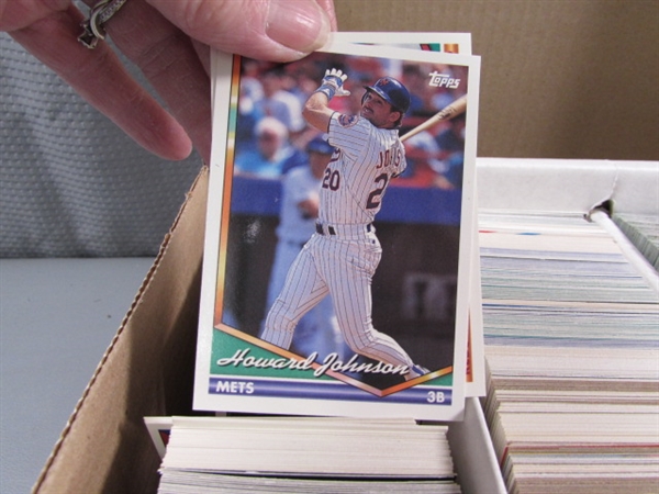LARGE 3 ROW BOX OF BASEBALL CARDS - MIXED YEARS & BRANDS