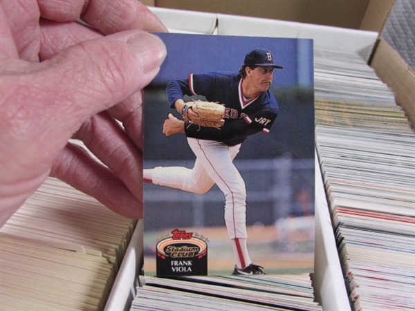 LARGE 3 ROW BOX OF BASEBALL CARDS - MIXED YEARS & BRANDS