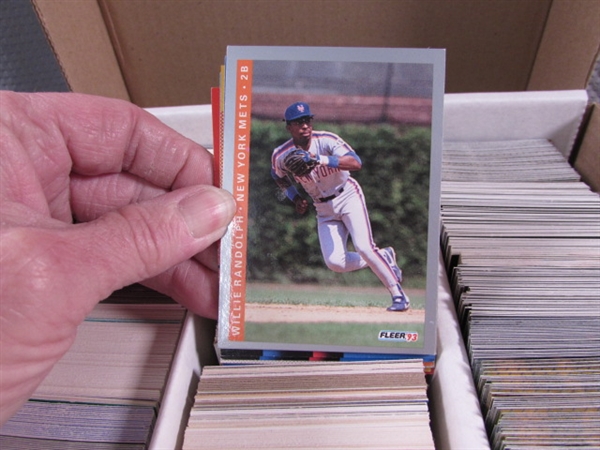LARGE 3 ROW BOX OF BASEBALL CARDS - MIXED YEARS & BRANDS