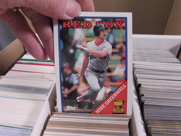 LARGE 3 ROW BOX OF BASEBALL CARDS - MIXED YEARS & BRANDS