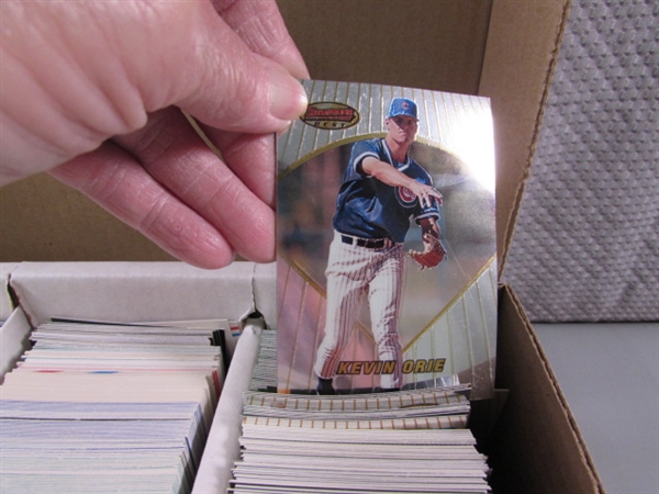 LARGE 3 ROW BOX OF BASEBALL CARDS - MIXED YEARS & BRANDS