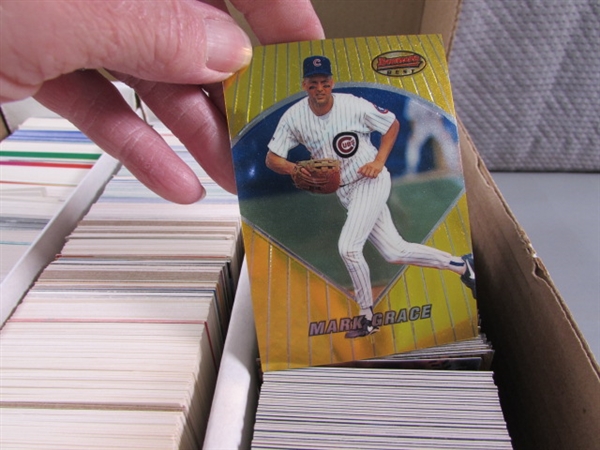 LARGE 3 ROW BOX OF BASEBALL CARDS - MIXED YEARS & BRANDS