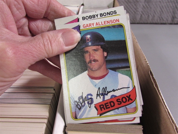 LARGE 3 ROW BOX OF BASEBALL CARDS - MIXED YEARS & BRANDS