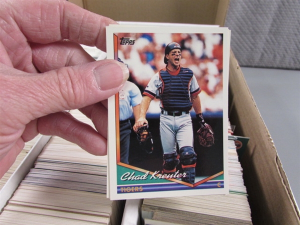 LARGE 3 ROW BOX OF BASEBALL CARDS - MIXED YEARS & BRANDS