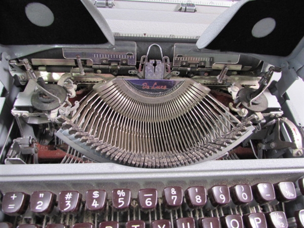 VINTAGE OLYMPIA PORTABLE TYPEWRITER IN CARRY CASE