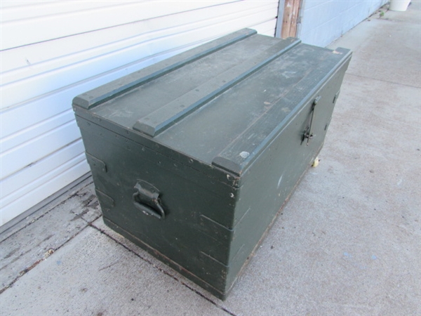 LARGE HEAVY DUTY WOODEN TRUNK ON CASTORS (MISSING 1 WHEEL)