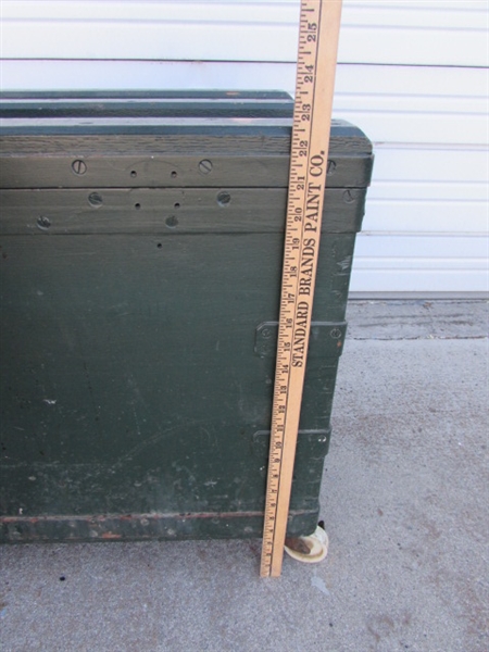 LARGE HEAVY DUTY WOODEN TRUNK ON CASTORS (MISSING 1 WHEEL)