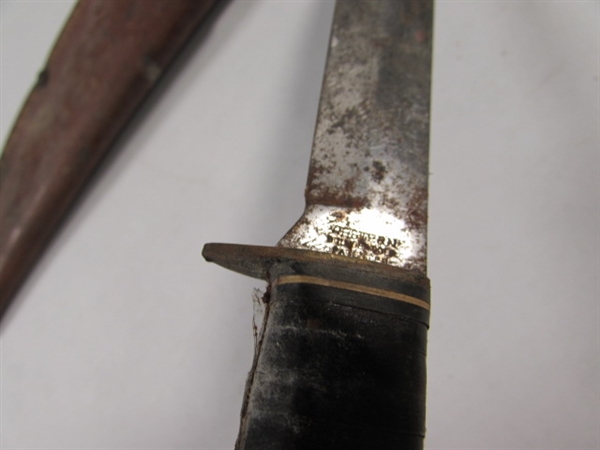 SMALL VINTAGE HUNTING KNIFE W/LEATHER SHEATH