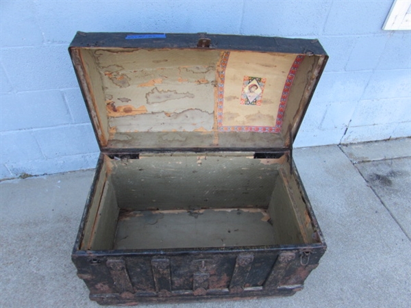 VINTAGE/ANTIQUE CAMEL BACK TRUNK