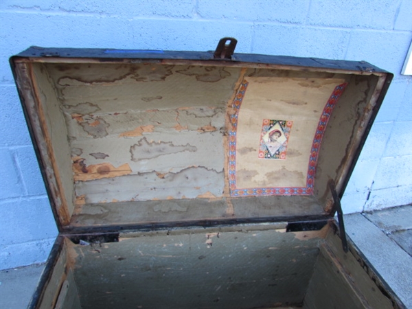VINTAGE/ANTIQUE CAMEL BACK TRUNK