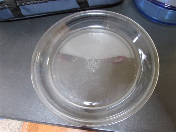 GLASS CASSEROLE W/TRAVEL CASE, PIE PLATE & ROUND CASSEROLE