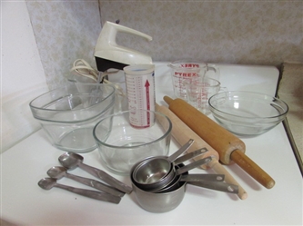 VINTAGE SUNBEAM HAND MIXER, 2 ROLLING PINS, MIXING BOWLS, MEASURING CUPS, ETC.