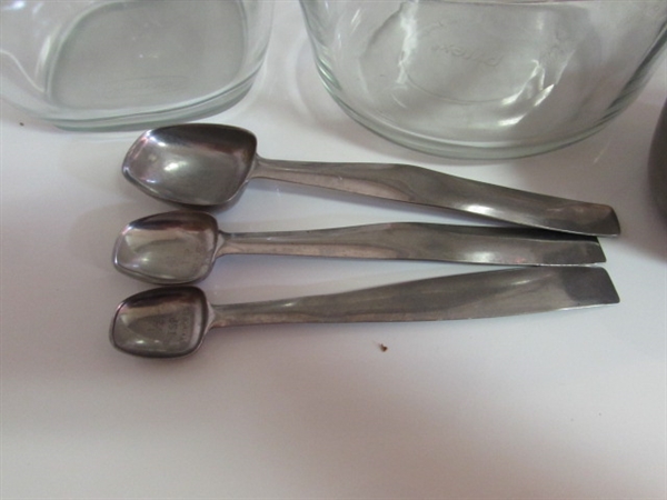 VINTAGE SUNBEAM HAND MIXER, 2 ROLLING PINS, MIXING BOWLS, MEASURING CUPS, ETC.