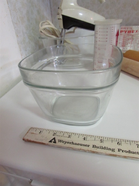 VINTAGE SUNBEAM HAND MIXER, 2 ROLLING PINS, MIXING BOWLS, MEASURING CUPS, ETC.