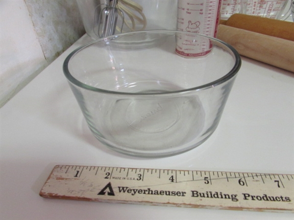 VINTAGE SUNBEAM HAND MIXER, 2 ROLLING PINS, MIXING BOWLS, MEASURING CUPS, ETC.