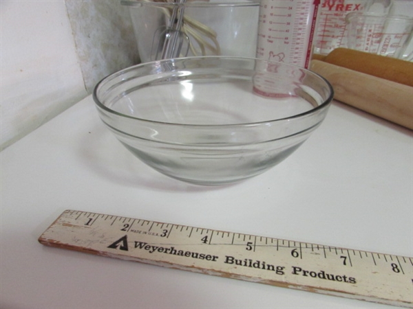 VINTAGE SUNBEAM HAND MIXER, 2 ROLLING PINS, MIXING BOWLS, MEASURING CUPS, ETC.