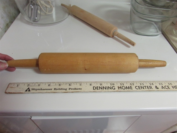 VINTAGE SUNBEAM HAND MIXER, 2 ROLLING PINS, MIXING BOWLS, MEASURING CUPS, ETC.