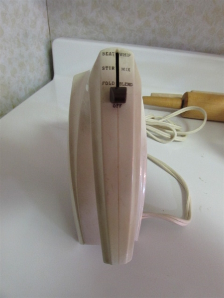 VINTAGE SUNBEAM HAND MIXER, 2 ROLLING PINS, MIXING BOWLS, MEASURING CUPS, ETC.