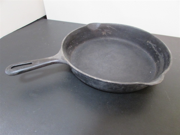 10.5 GRISWOLD CAST IRON FRYING PAN