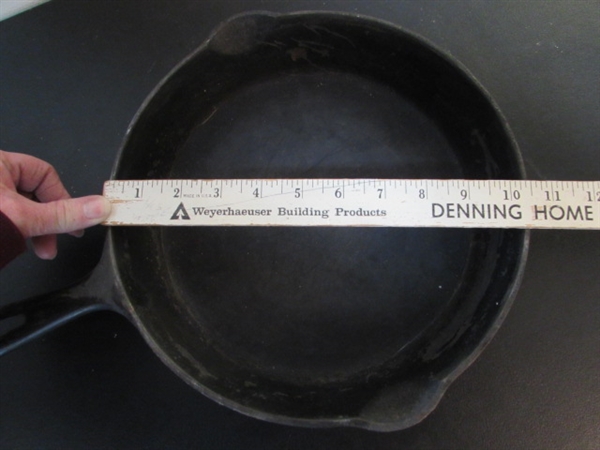 10.5 GRISWOLD CAST IRON FRYING PAN