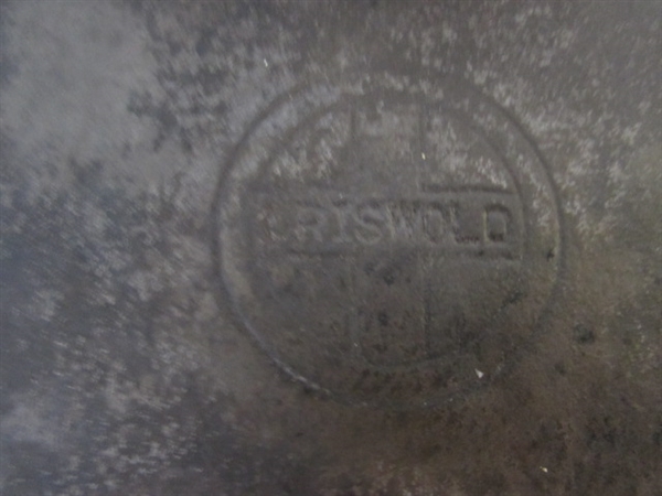 10.5 GRISWOLD CAST IRON FRYING PAN