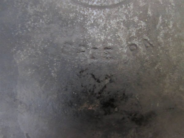 10.5 GRISWOLD CAST IRON FRYING PAN