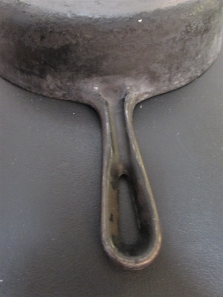 10.5 GRISWOLD CAST IRON FRYING PAN