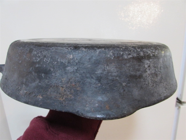 10.5 GRISWOLD CAST IRON FRYING PAN