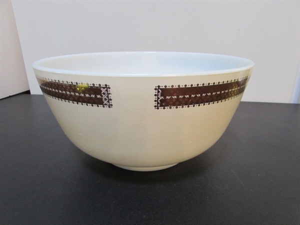 VINTAGE PYREX MILK GLASS 3 QUART FEDERAL EAGLE MIXING BOWL