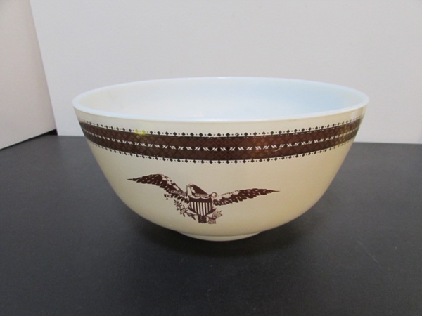 VINTAGE PYREX MILK GLASS 3 QUART FEDERAL EAGLE MIXING BOWL