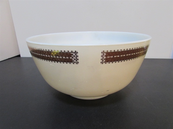VINTAGE PYREX MILK GLASS 3 QUART FEDERAL EAGLE MIXING BOWL