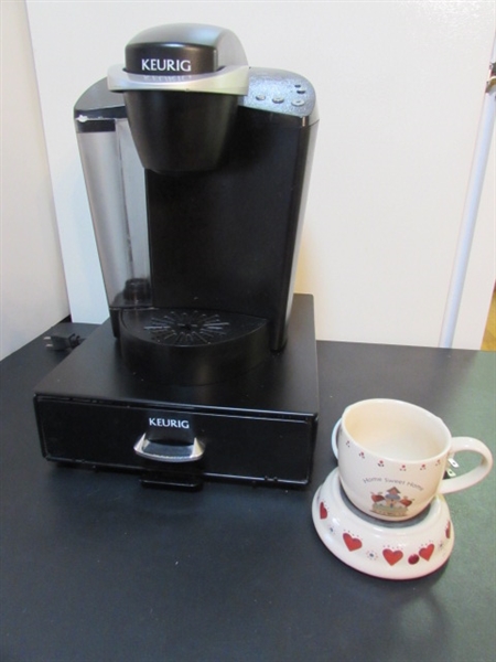 KEURIG COFFEE MAKER W/POD STORAGE DRAWER & MUG WITH WARMER