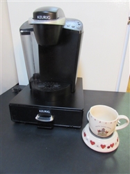 KEURIG COFFEE MAKER W/POD STORAGE DRAWER & MUG WITH WARMER