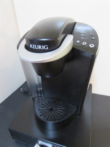 KEURIG COFFEE MAKER W/POD STORAGE DRAWER & MUG WITH WARMER