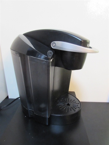 KEURIG COFFEE MAKER W/POD STORAGE DRAWER & MUG WITH WARMER