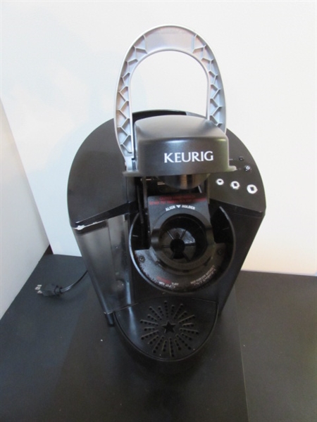 KEURIG COFFEE MAKER W/POD STORAGE DRAWER & MUG WITH WARMER
