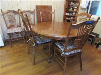 BEAUTIFUL OAK DINING TABLE W/24" LEAF & 6 CHAIRS