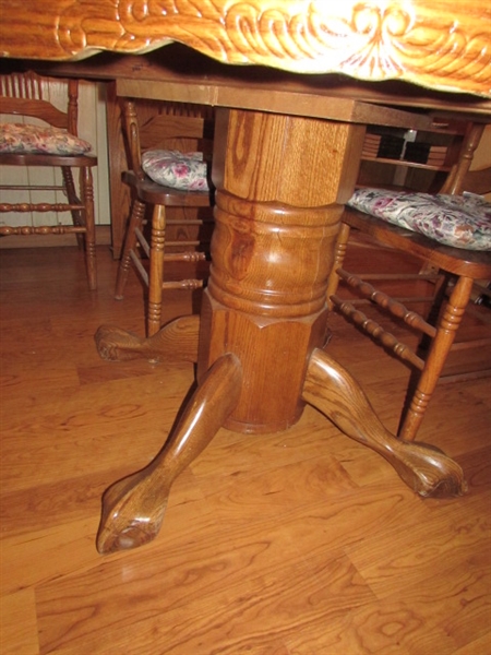 BEAUTIFUL OAK DINING TABLE W/24 LEAF & 6 CHAIRS