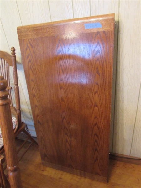 BEAUTIFUL OAK DINING TABLE W/24 LEAF & 6 CHAIRS