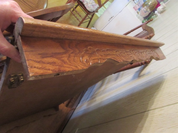 BEAUTIFUL OAK DINING TABLE W/24 LEAF & 6 CHAIRS