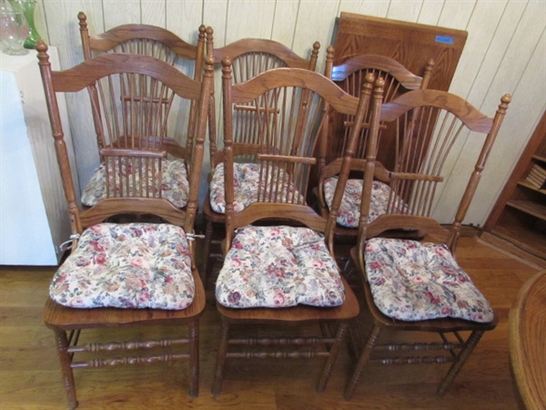 BEAUTIFUL OAK DINING TABLE W/24 LEAF & 6 CHAIRS