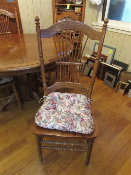 BEAUTIFUL OAK DINING TABLE W/24 LEAF & 6 CHAIRS