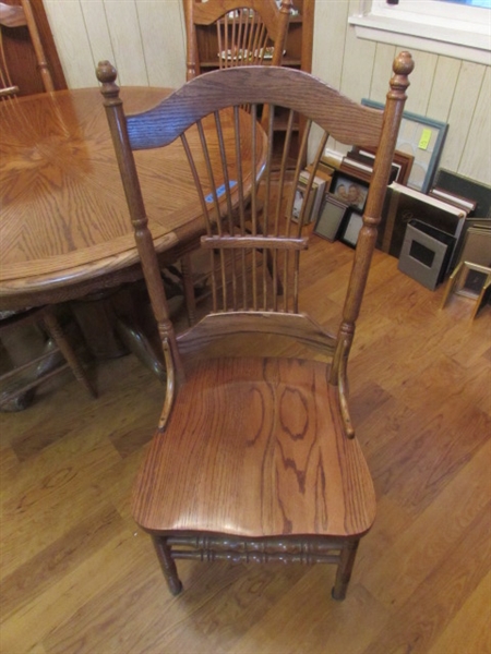 BEAUTIFUL OAK DINING TABLE W/24 LEAF & 6 CHAIRS