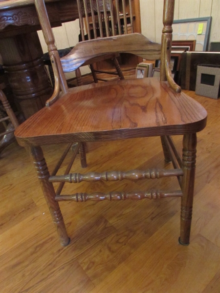 BEAUTIFUL OAK DINING TABLE W/24 LEAF & 6 CHAIRS