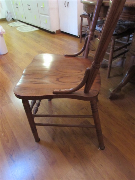 BEAUTIFUL OAK DINING TABLE W/24 LEAF & 6 CHAIRS
