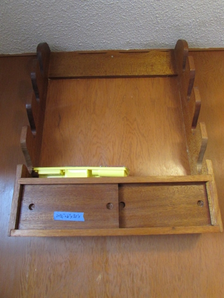 WOODEN WALL MOUNT RIFLE RACK & GUN CLEANING KIT