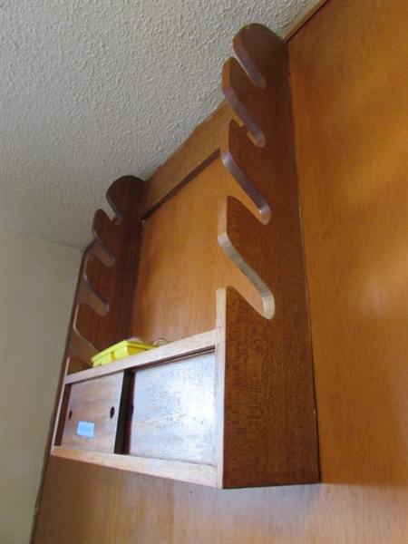 WOODEN WALL MOUNT RIFLE RACK & GUN CLEANING KIT
