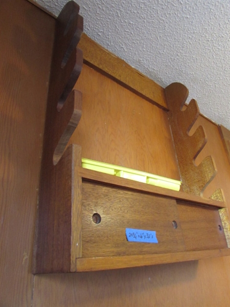 WOODEN WALL MOUNT RIFLE RACK & GUN CLEANING KIT